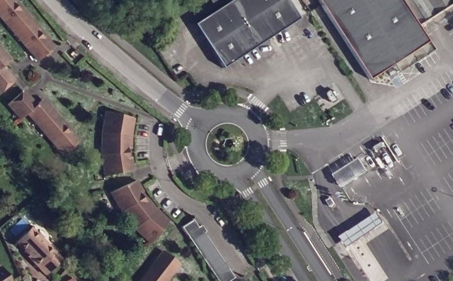Vue aérienne du Rond-point anonyme n°194655813