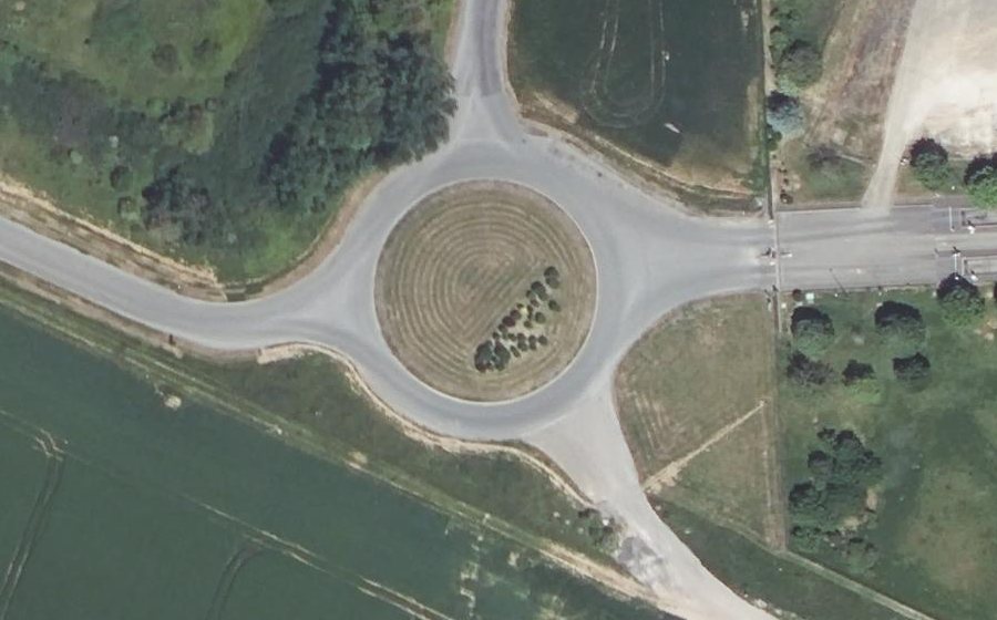 Vue aérienne du Rond-point anonyme n°194658228