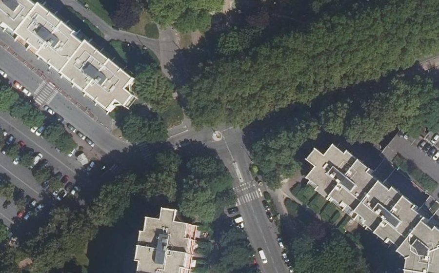 Vue aérienne du Rond-point anonyme n°194667820