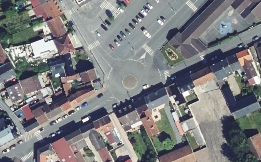 Vue aérienne du Rond-point anonyme n°194676998