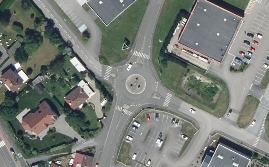Vue aérienne du Rond-point anonyme n°194733032