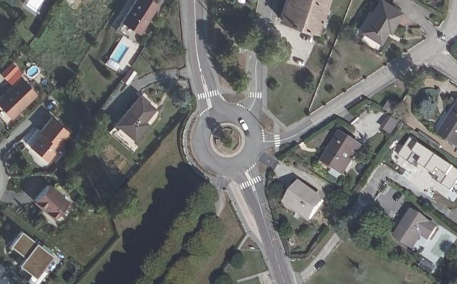 Vue aérienne du Rond-point anonyme n°194739365