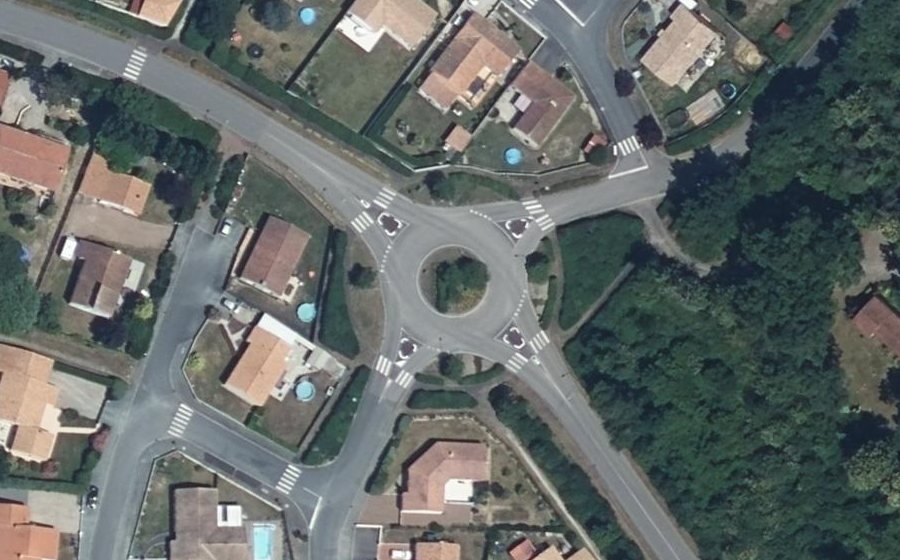 Vue aérienne du Rond-point anonyme n°194741235