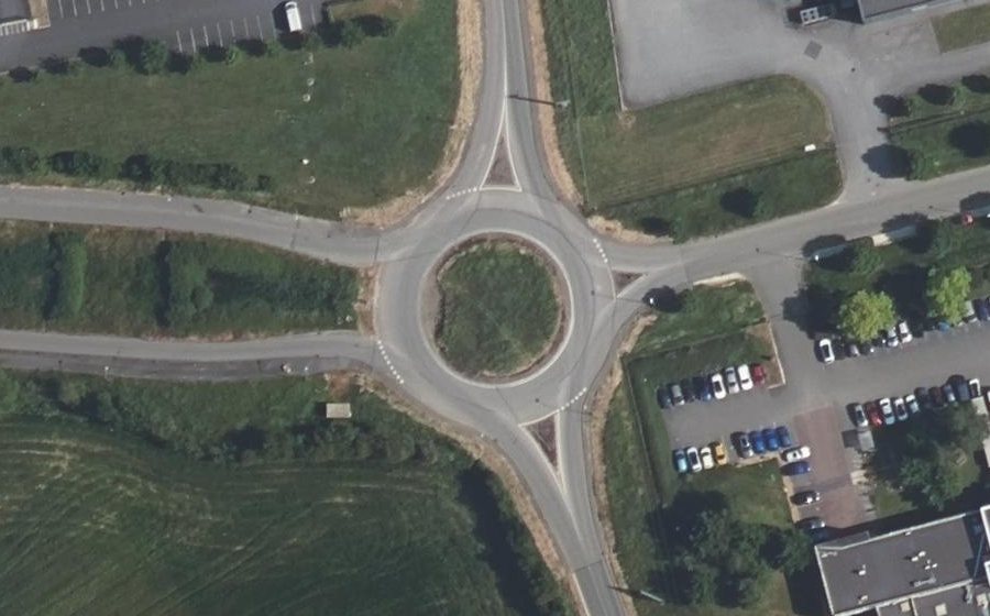 Vue aérienne du Rond-point anonyme n°194777968