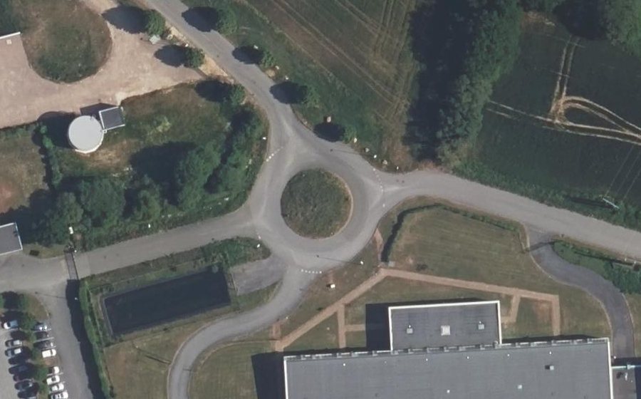 Vue aérienne du Rond-point anonyme n°194777979