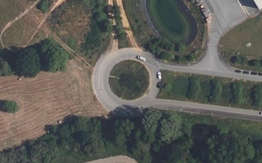 Vue aérienne du Rond-point anonyme n°194777981