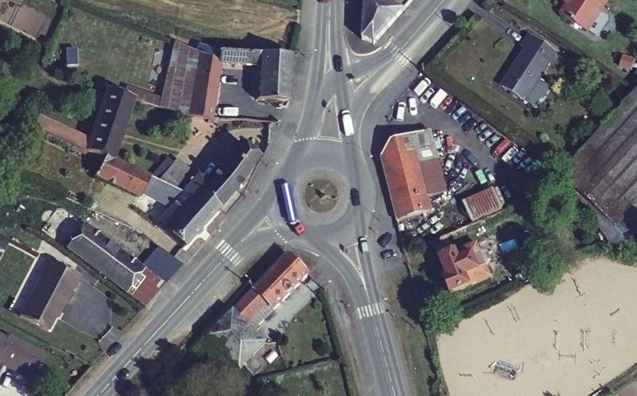 Vue aérienne du Rond-point anonyme n°194799319