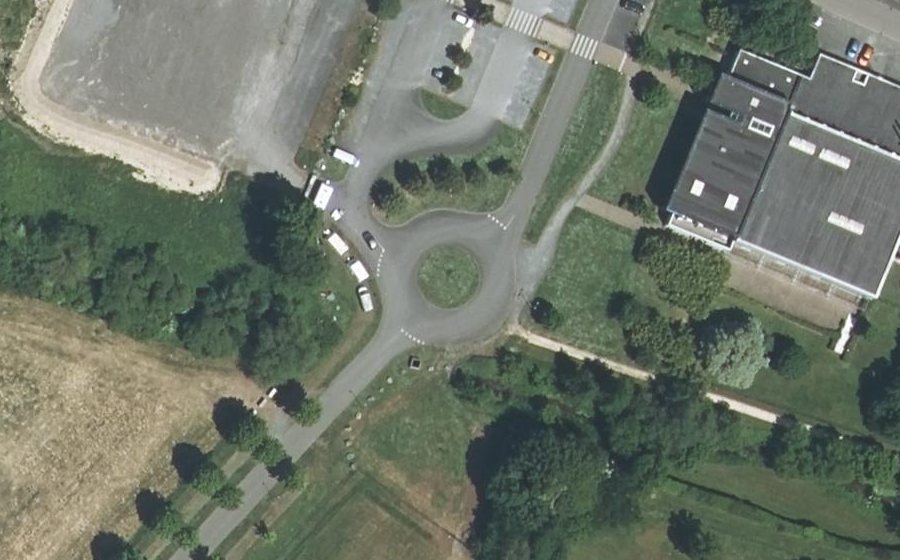 Vue aérienne du Rond-point anonyme n°194825255