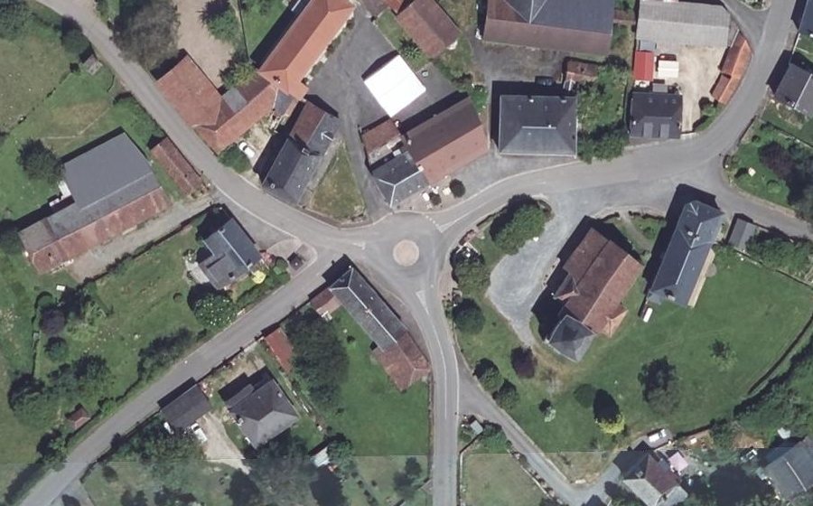 Vue aérienne du Rond-point anonyme n°194829831