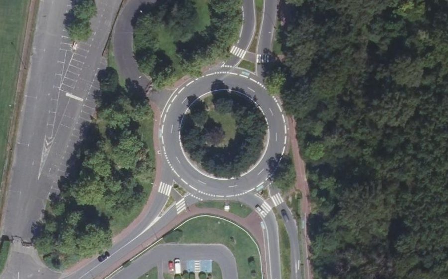 Vue aérienne du Rond-point anonyme n°194839345