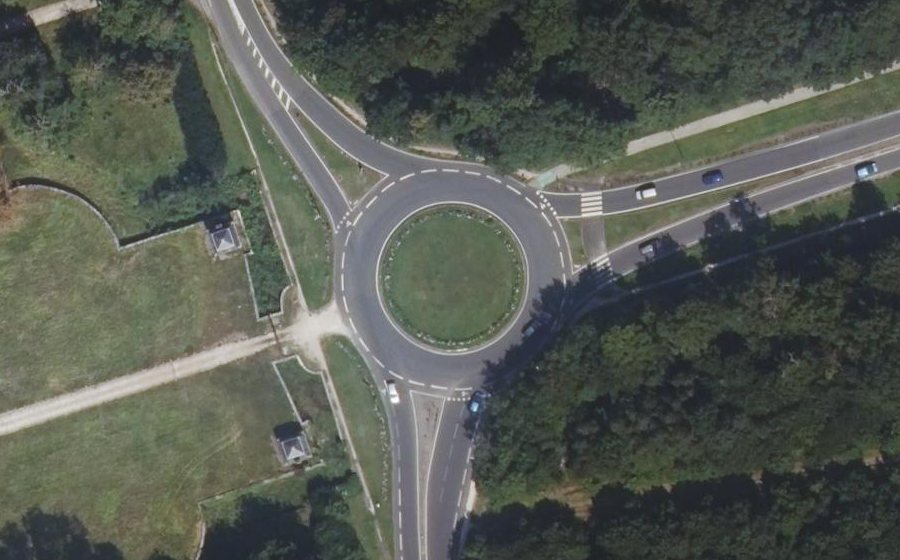 Vue aérienne du Rond-point anonyme n°194839358