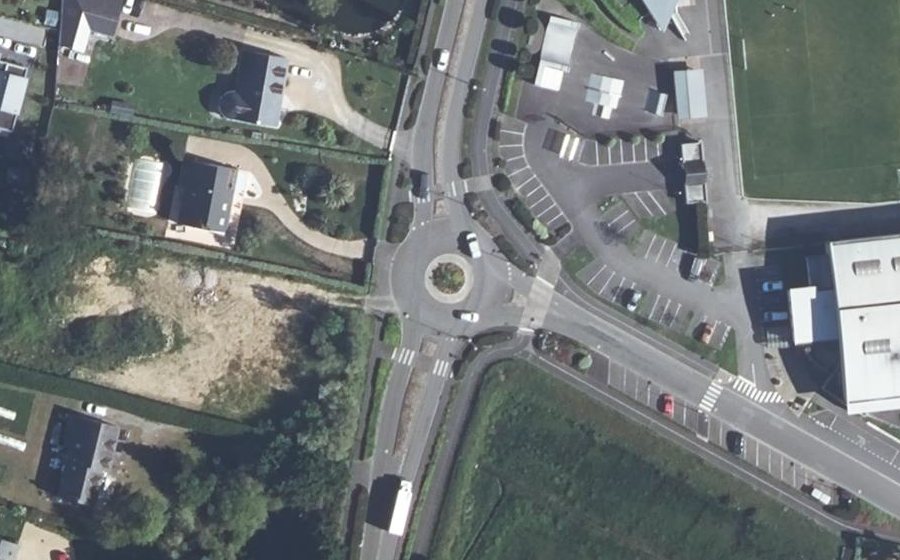 Vue aérienne du Rond-point anonyme n°194896307