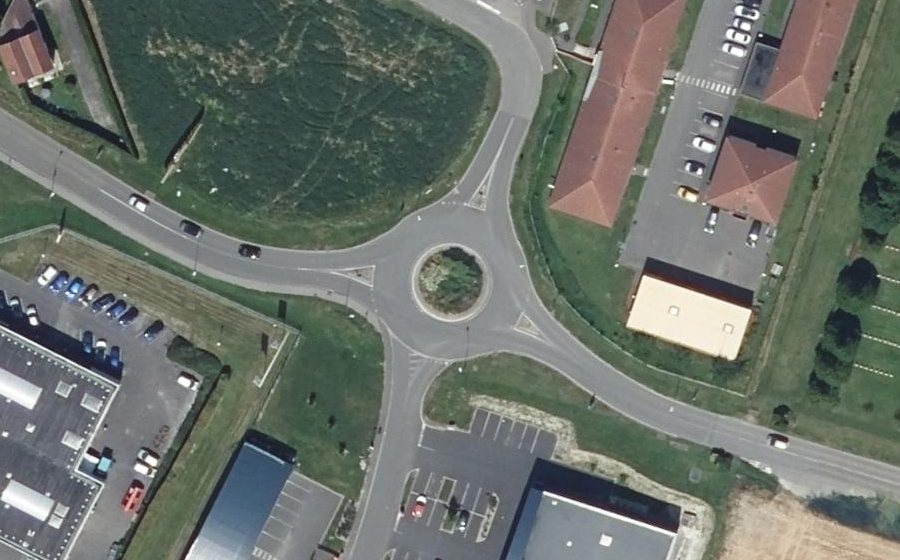 Vue aérienne du Rond-point anonyme n°194904439
