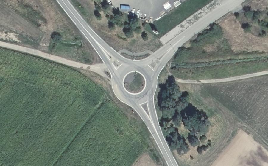 Vue aérienne du Rond-point anonyme n°194914891