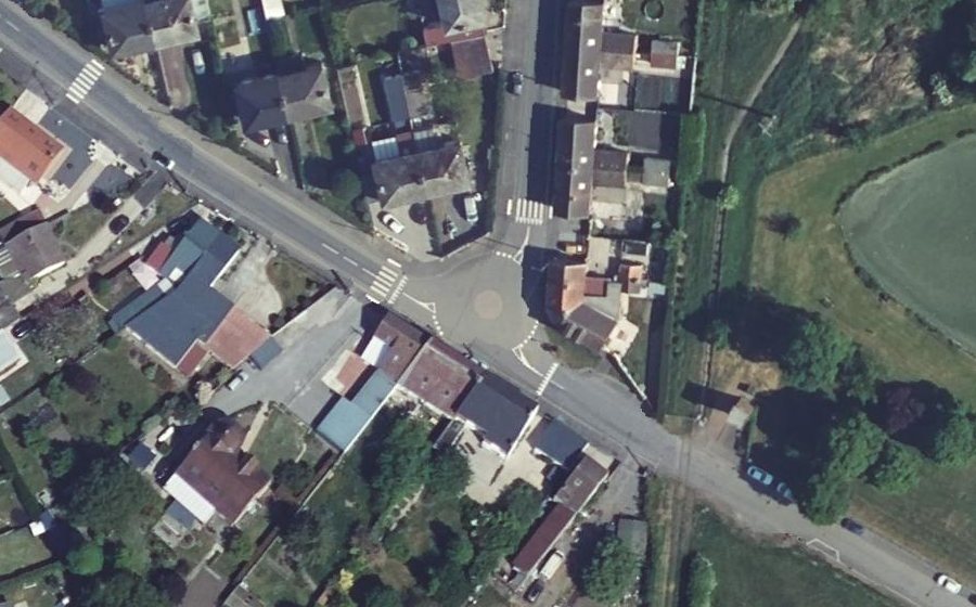 Vue aérienne du Rond-point anonyme n°194925841