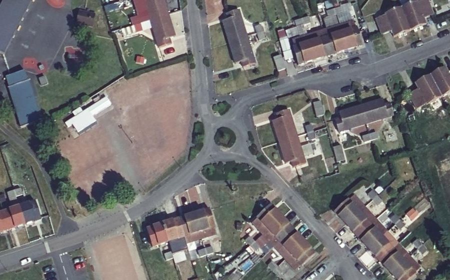 Vue aérienne du Rond-point anonyme n°194926760