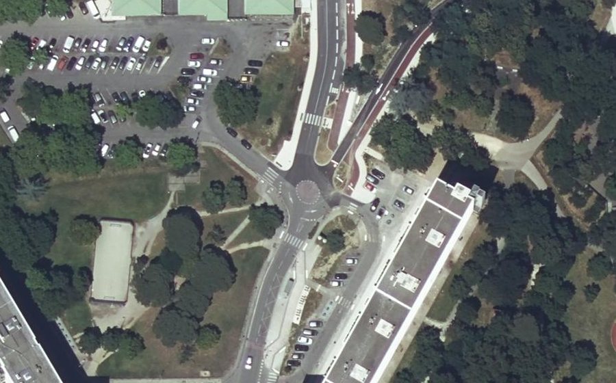 Vue aérienne du Rond-point anonyme n°194936444