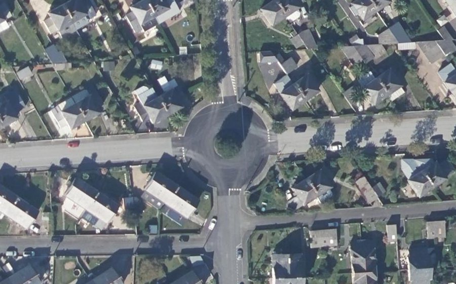 Vue aérienne du Rond-point anonyme n°194959442