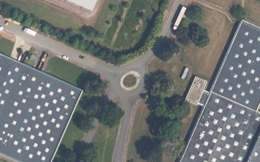 Vue aérienne du Rond-point anonyme n°194963486