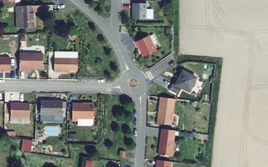 Vue aérienne du Rond-point anonyme n°195000512