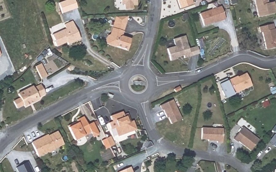 Vue aérienne du Rond-point anonyme n°195032313