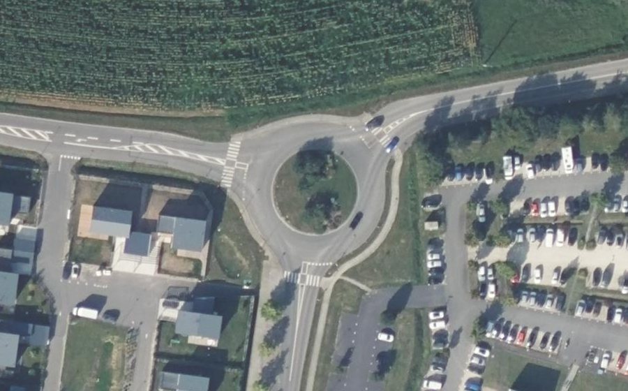 Vue aérienne du Rond-point anonyme n°195062148