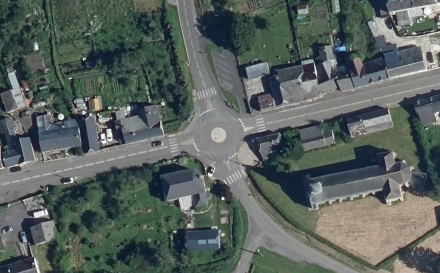 Vue aérienne du Rond-point anonyme n°195070931