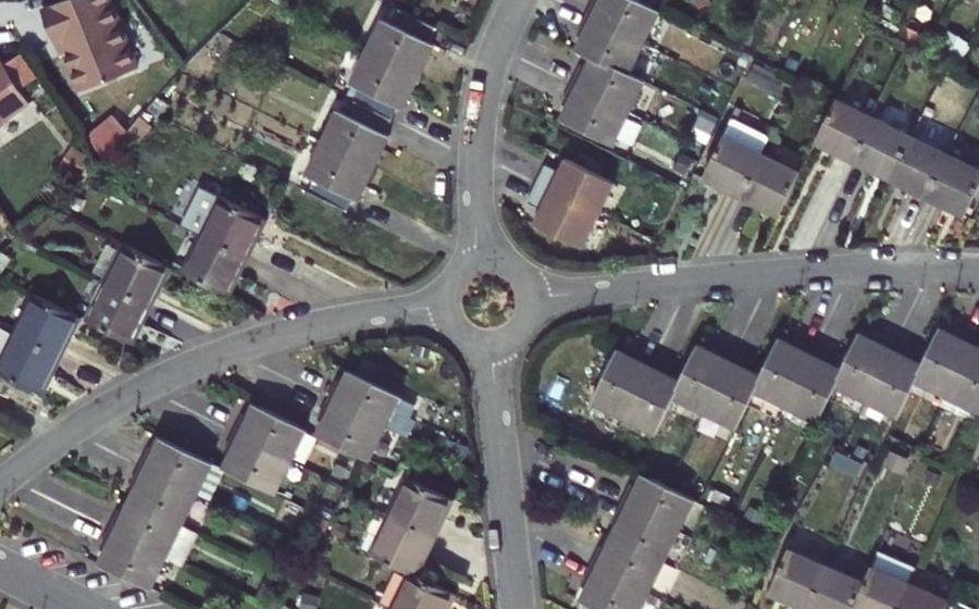 Vue aérienne du Rond-point anonyme n°195130567
