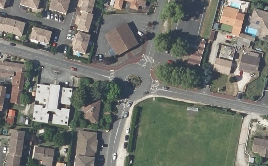 Vue aérienne du Rond-point anonyme n°195163647