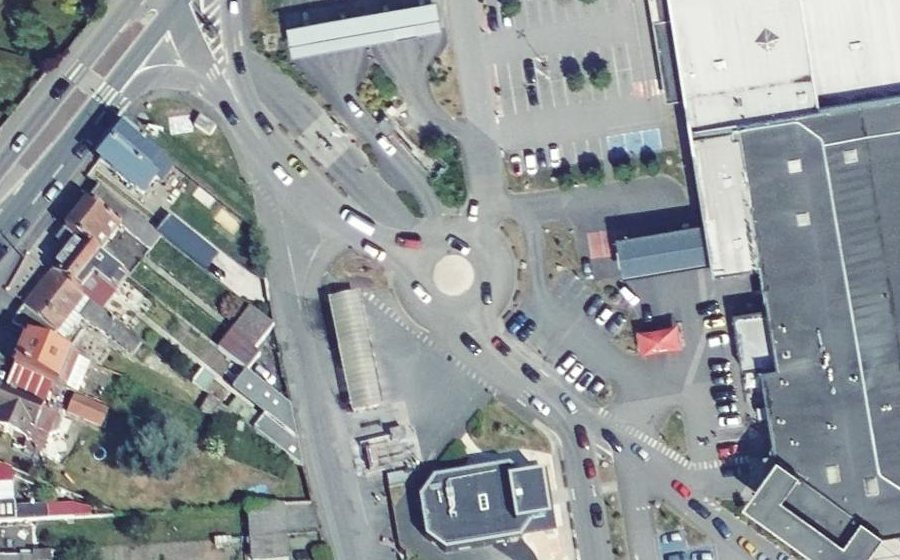 Vue aérienne du Rond-point anonyme n°195175482