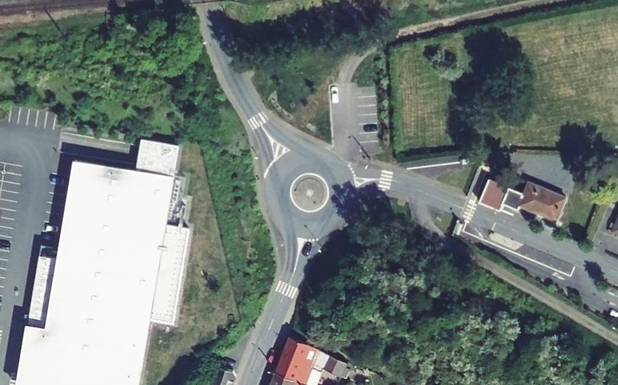 Vue aérienne du Rond-point anonyme n°195175483