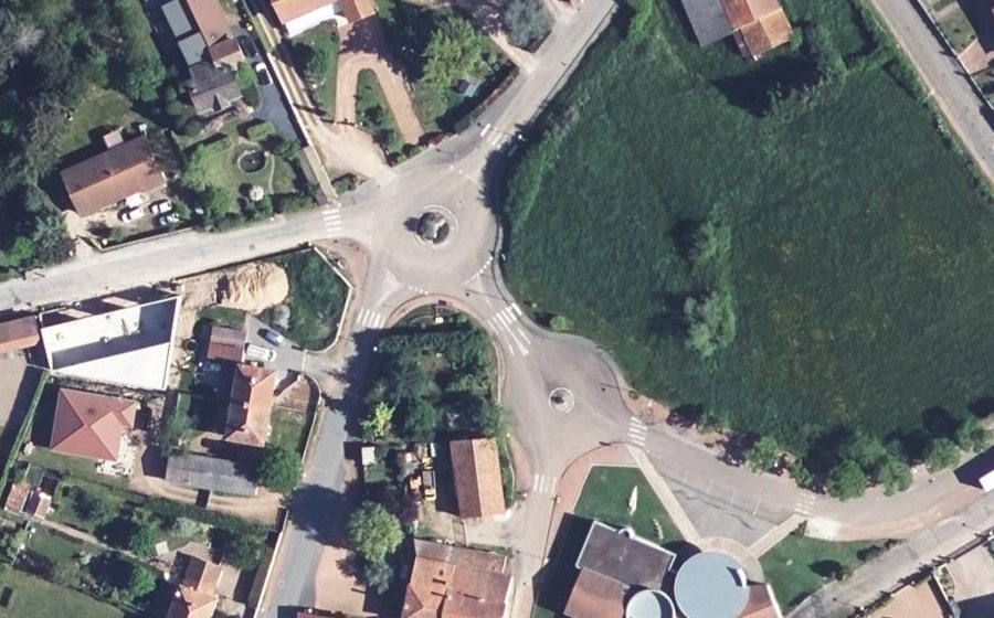 Vue aérienne du Rond-point anonyme n°195217581