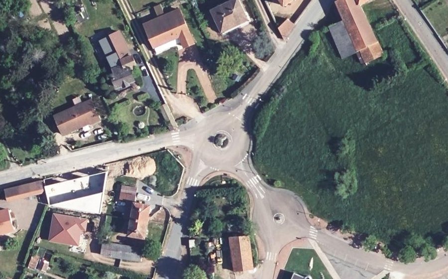 Vue aérienne du Rond-point anonyme n°195217609
