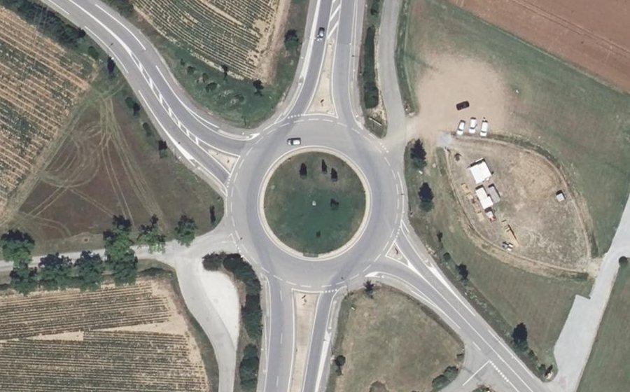 Vue aérienne du Rond-point anonyme n°195255507
