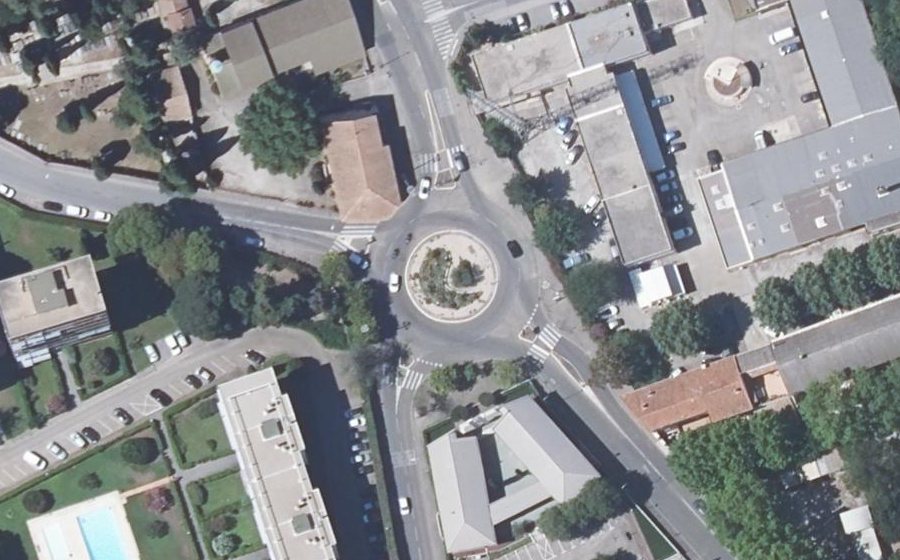 Vue aérienne du Rond-point anonyme n°19530674