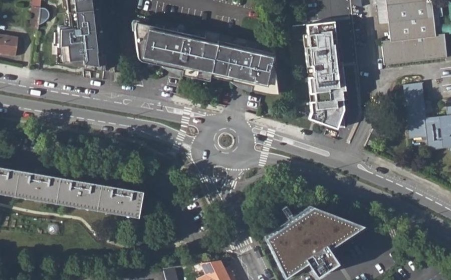 Vue aérienne du Rond-point anonyme n°195394674