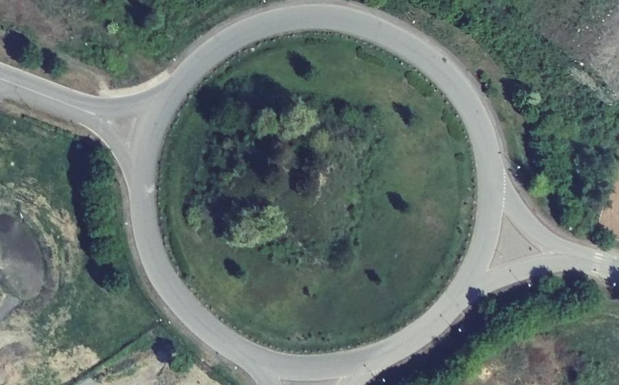 Vue aérienne du Rond-point anonyme n°195408143