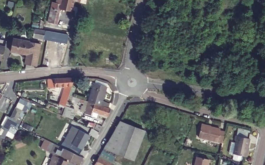 Vue aérienne du Rond-point anonyme n°195408713