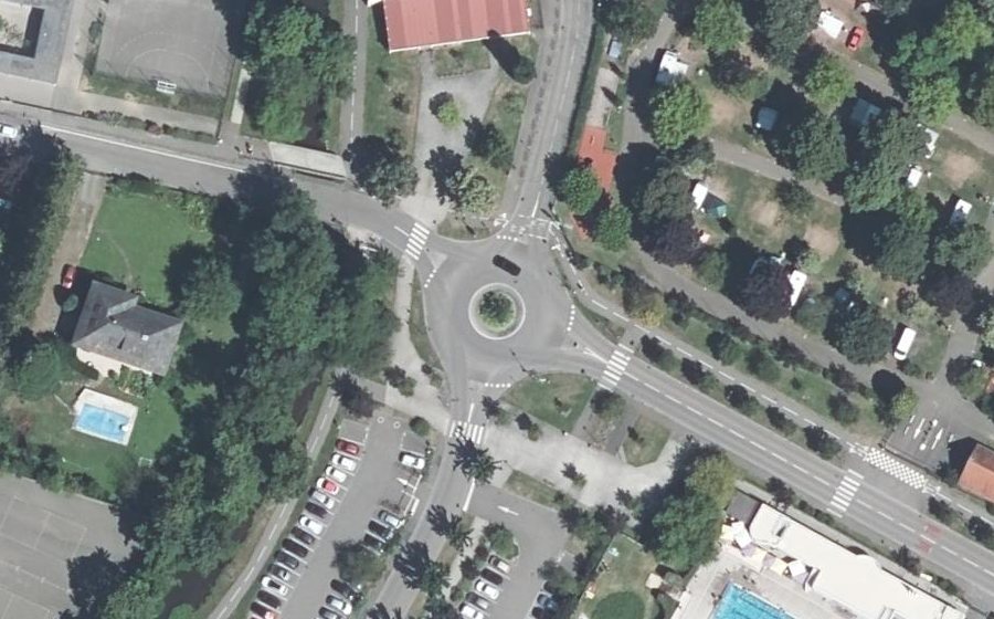 Vue aérienne du Rond-point anonyme n°195438036