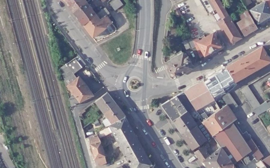 Vue aérienne du Rond-point anonyme n°195508812