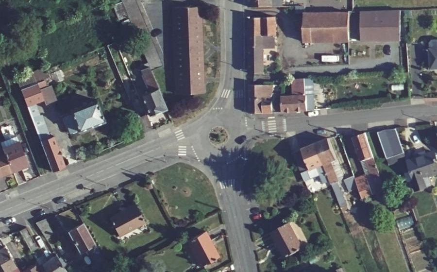 Vue aérienne du Rond-point anonyme n°195542082