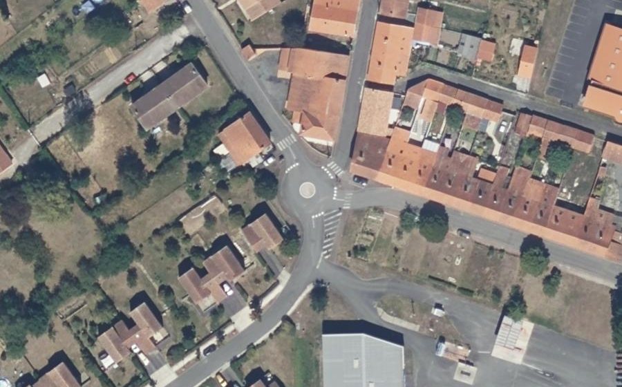 Vue aérienne du Rond-point anonyme n°195556911