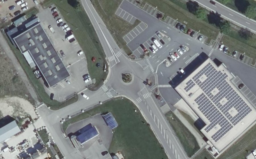Vue aérienne du Rond-point anonyme n°195557871