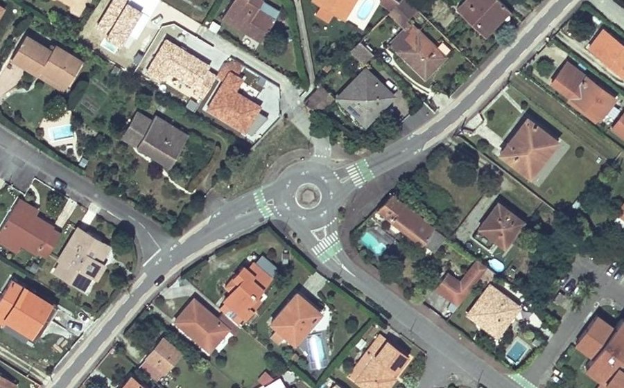 Vue aérienne du Rond-point anonyme n°195601686
