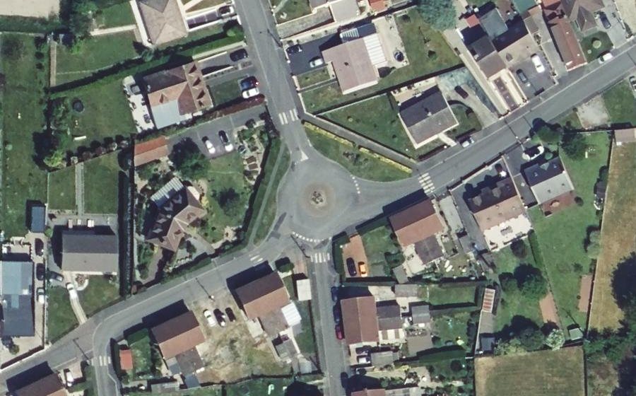 Vue aérienne du Rond-point anonyme n°195618167