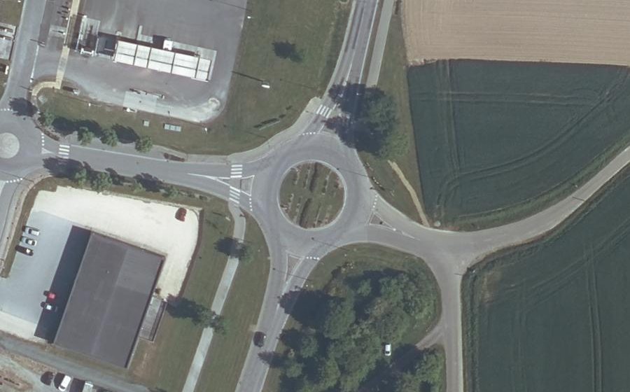 Vue aérienne du Rond-point anonyme n°195639203