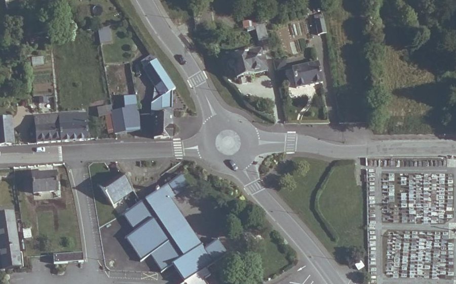 Vue aérienne du Rond-point anonyme n°195643928