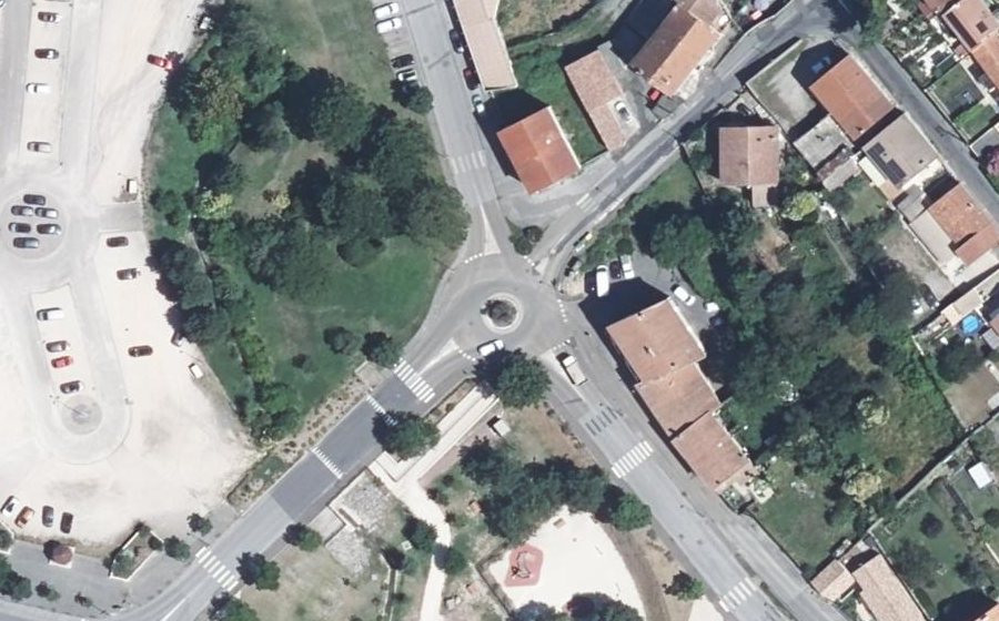 Vue aérienne du Rond-point anonyme n°195647364