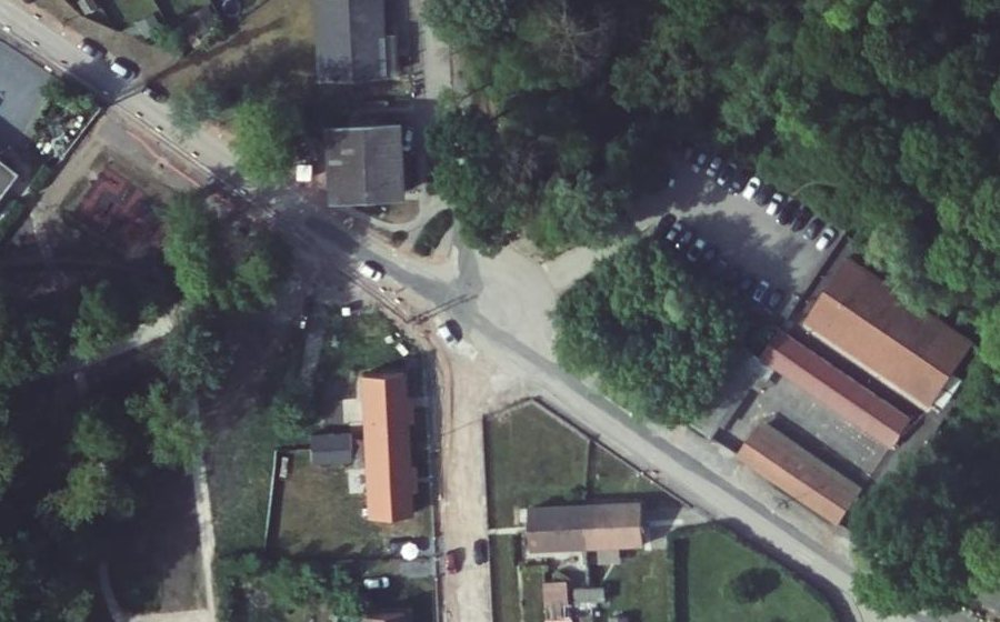 Vue aérienne du Rond-point anonyme n°195656408