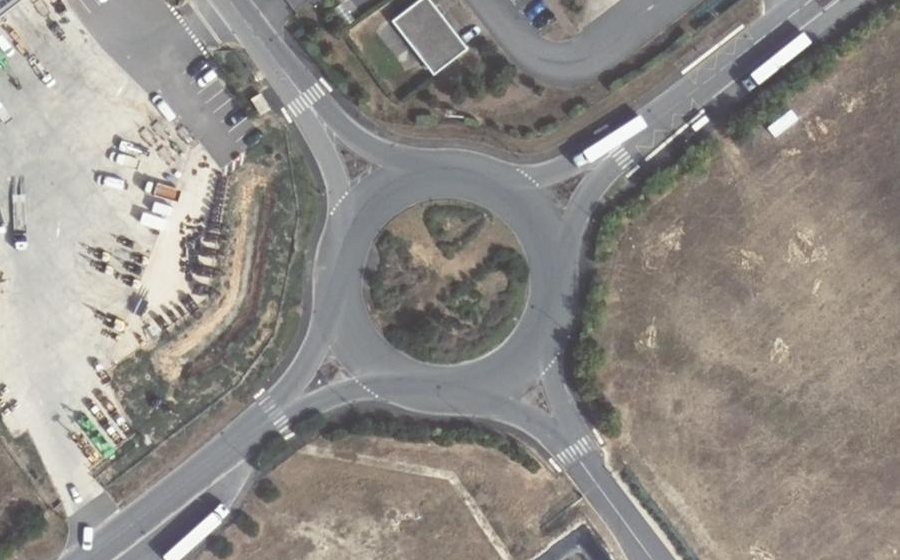 Vue aérienne du Rond-point anonyme n°195665444